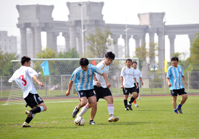 5、以下是世预赛欧洲区赛程积分榜前五名：法国队：在小组赛中以7胜2平1负的战绩获得小组第一